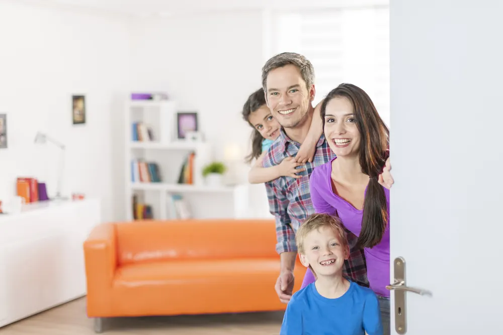 Famille dans une maison